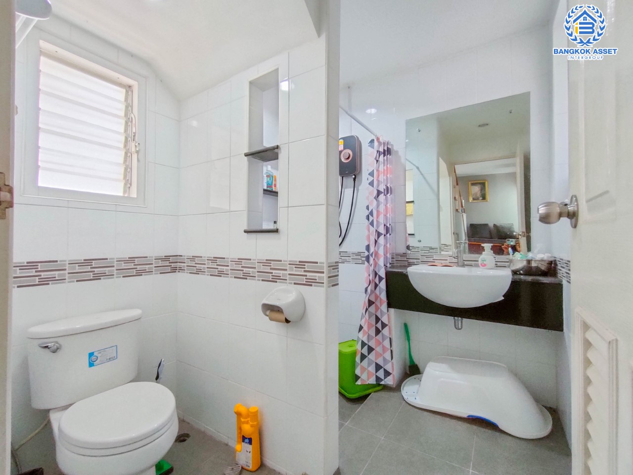 บ้านมือสองนนทบุรี ม.กาญจนาลักษณ์ เทพศิรินทร์ เนื้อที่ 41.7 ตร.ว. ฟังก์ชัน 3 ห้องนอน 2 ห้องน้ำ จอดรถได้ 1 คัน บนทำเลเชื่อมต่อถนนกาญจนาภิเษก ใกล้เซ็นทรัลเวสต์เกต ทางด่วน "ศรีรัช" และรถไฟฟ้าสายสีม่วง "สถานีตลาดบางใหญ่"